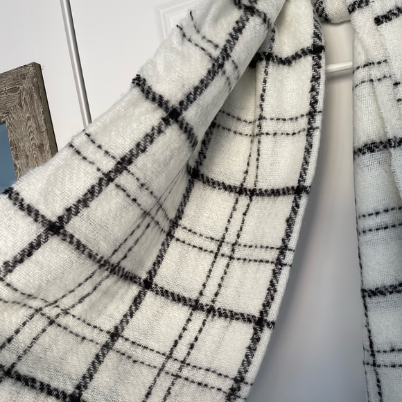 NWOT Banana Republic Blanket Scarf - Picture 3 of 4